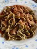 Tallarines de espinaca con salsa de patitas de cerdo