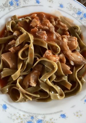Una foto de Tallarines de espinaca con salsa de patitas de cerdo