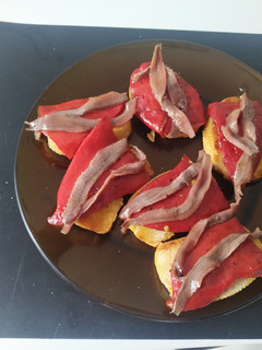 Una foto de Pincho de pimiento del piquillo y anchoas