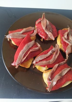Una foto de Pincho de pimiento del piquillo y anchoas