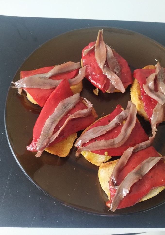 Una foto de Pincho de pimiento del piquillo y anchoas