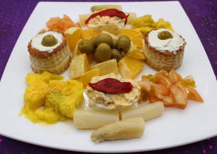 Volovanes con huevos rellenos, naranja y mango
