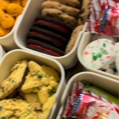 A picture of Christmas lunchable snackle box.