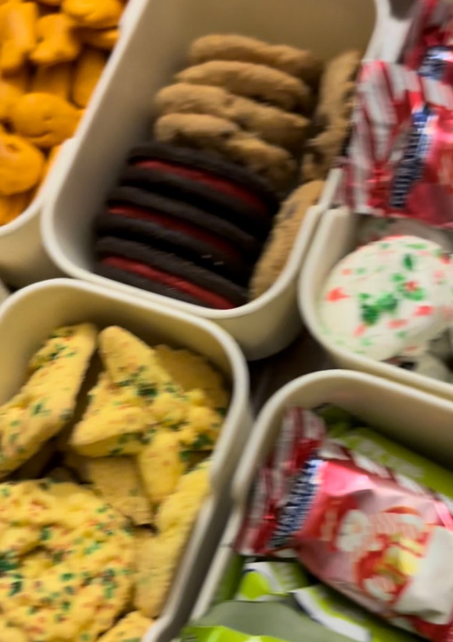 A picture of Christmas lunchable snackle box.