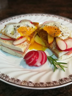 Una foto de Pan Bimbo templado con huevo y queso light