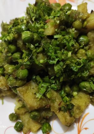 आलू मटर (Aloo matar recipe in Hindi) रेसिपी मुख्य फोटो