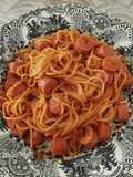 Espaguetis con salsa de tomate y salchichas