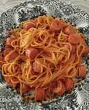 Espaguetis con salsa de tomate y salchichas