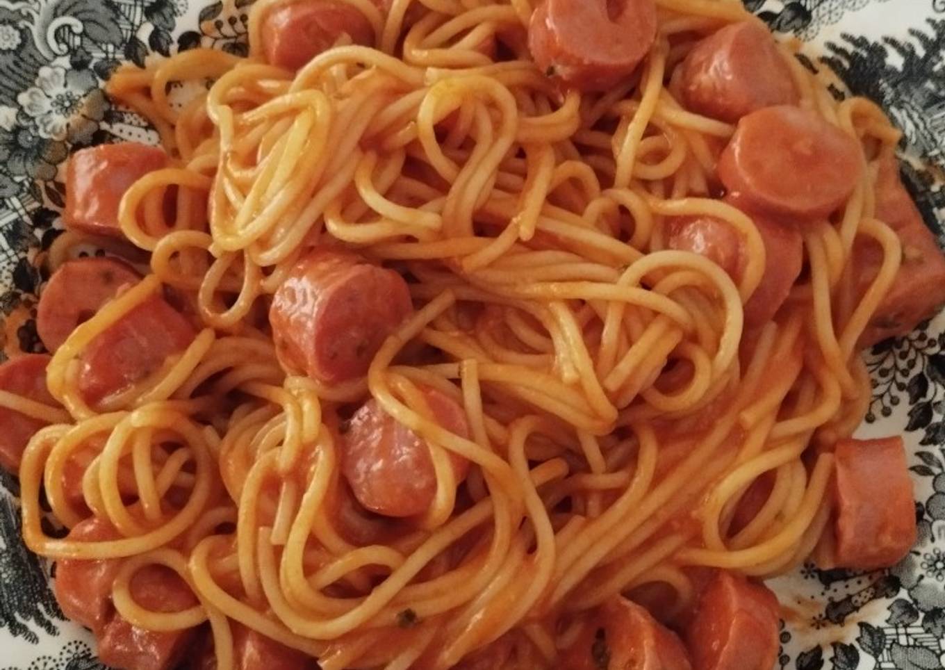 Espaguetis con salsa de tomate y salchichas