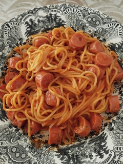 Una foto de Espaguetis con salsa de tomate y salchichas