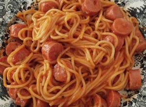 Foto principal de Espaguetis con salsa de tomate y salchichas
