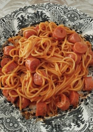 Foto principal de Espaguetis con salsa de tomate y salchichas