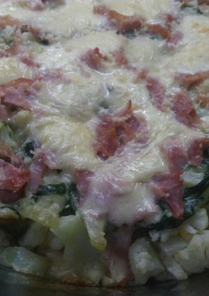 Una foto de Coliflor gratinado con acelga y jamón