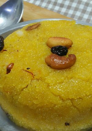 रवा केसरी (Rava Kesari recipe in hindi) रेसिपी मुख्य फोटो