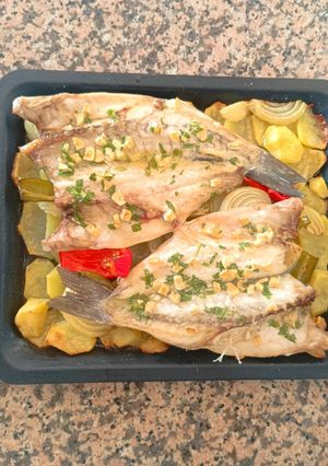 Una foto de Lubina al horno con su guarnición