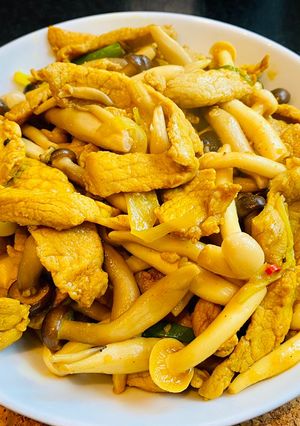薑黃豬肉絲白玉菇&蟹味菇 的食譜成品照片