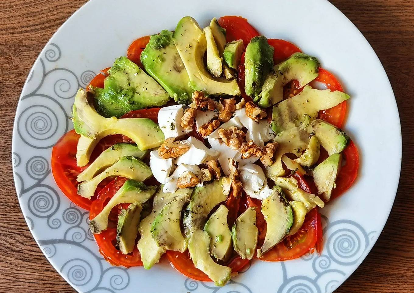 Ensalada de tomate, aguacate y queso fresco