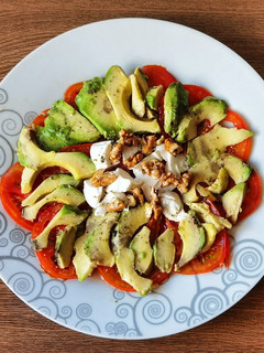 Una foto de Ensalada de tomate, aguacate y queso fresco