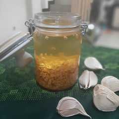 A picture of Garlic Oil.