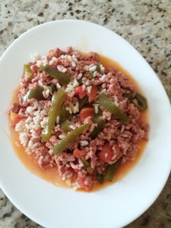 Una foto de Carne picada con verduras y un poco de arroz hervido