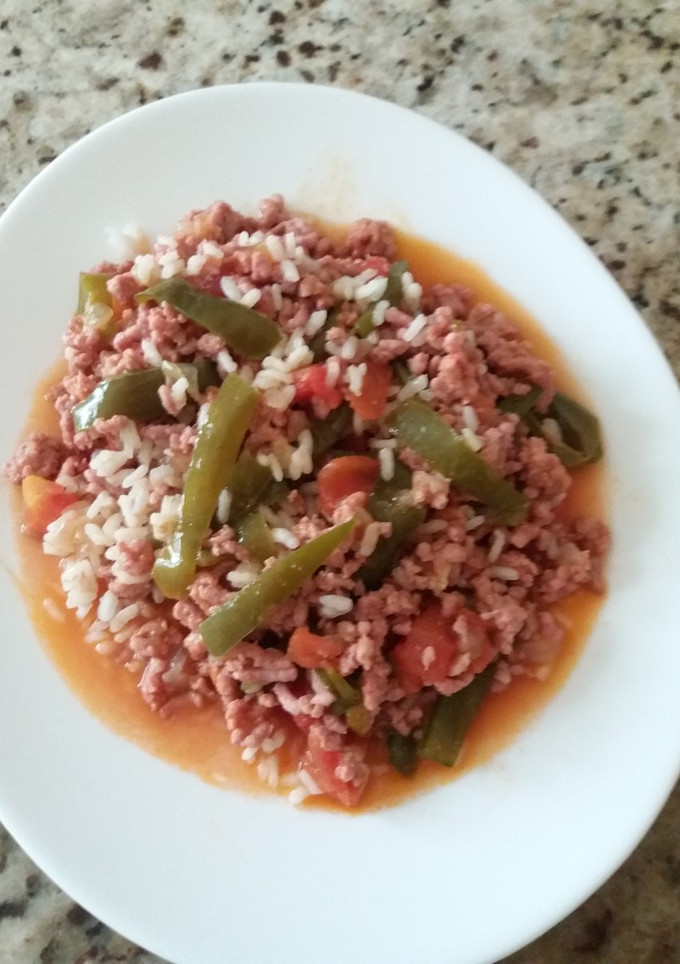 Una foto de Carne picada con verduras y un poco de arroz hervido