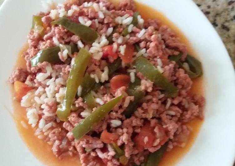 Carne picada con verduras y un poco de arroz hervido