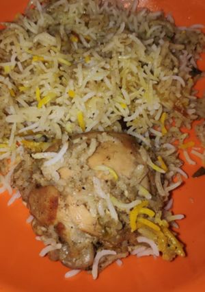 A picture of White chicken biryani.