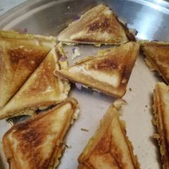 A picture of Onion sandwich.