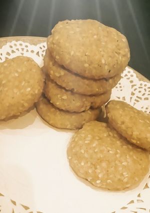 A picture of Keto Almond and Sesame Ghraybeh Cookies.