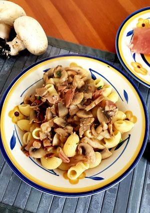 Foto di Pasta alle castagne, funghi e prosciutto crudo