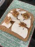 Tostada de pan integral y nueces