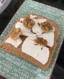 Tostada de pan integral y nueces