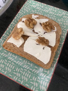 Una foto de Tostada de pan integral y nueces