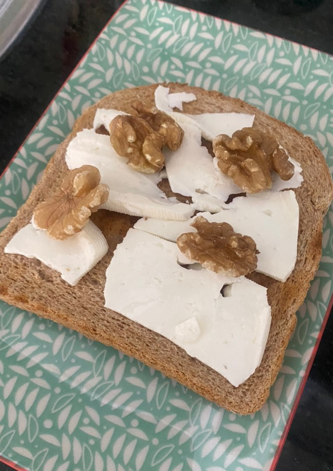 Una foto de Tostada de pan integral y nueces