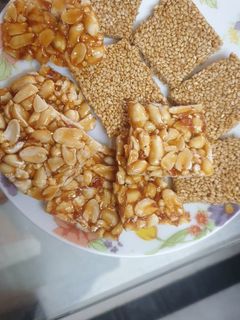 તલ અને સીંગની ચીકી (Til Shing Chikki Recipe In Gujarati) રેસીપી મુખ્ય ફોટો