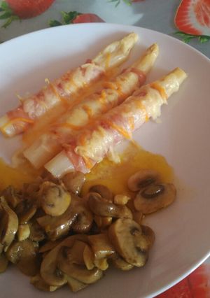 Una foto de Espárragos blancos con jamón york y queso