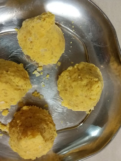 બેસન ના લાડુ (Besan Laddu recipe in Gujarati) રેસીપી મુખ્ય ફોટો