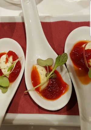 Foto principal de Queso de cabra y tomate confitado en cucharas