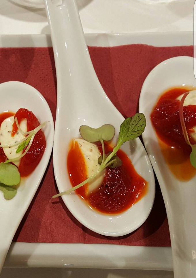Una foto de Queso de cabra y tomate confitado en cucharas