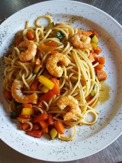 Una foto de Espaguetis con gambas verdura con salsa de soja
