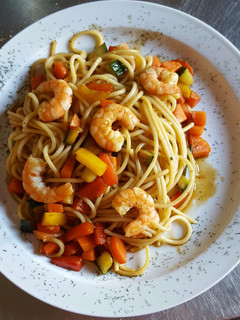 Una foto de Espaguetis con gambas verdura con salsa de soja