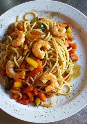 Foto principal de Espaguetis con gambas verdura con salsa de soja