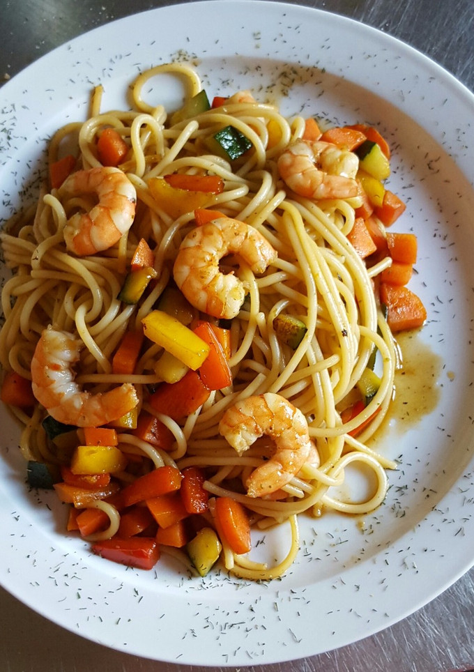 Una foto de Espaguetis con gambas verdura con salsa de soja