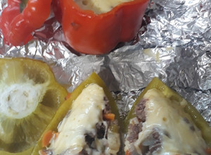 Una foto de Pimientos rellenos de carne molida (picadillo) y queso