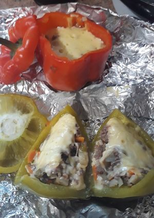 Una foto de Pimientos rellenos de carne molida (picadillo) y queso