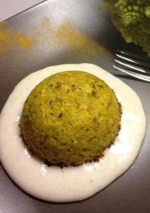 Foto di Cupole di broccolo e curcuma su crema di pecorino romano