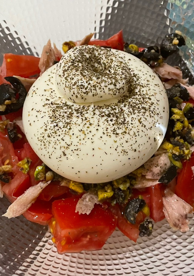 Una foto de Ensalada de tomate y burrata 🍅🧀
