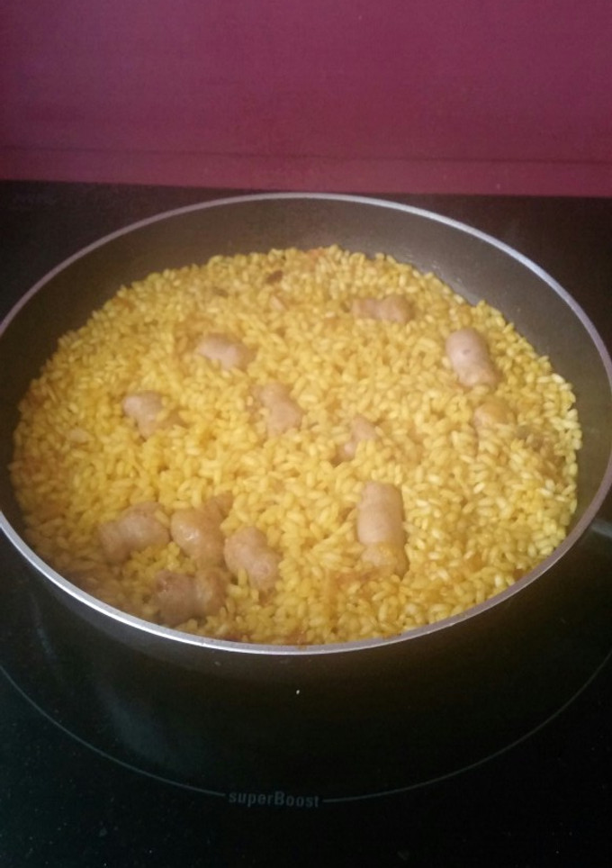 Una foto de Arroz con longaniza y pimentón