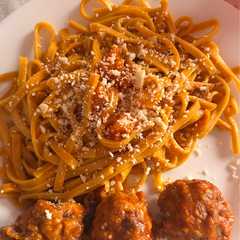 Una foto de Comidas familiares: Albóndigas en salsa de tomates y en air fryer
