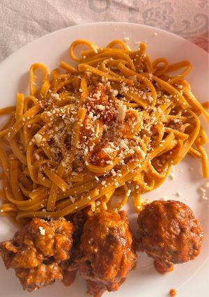 Una foto de Comidas familiares: Albóndigas en salsa de tomates y en air fryer